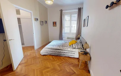 Renting rooms by the month in {area}
