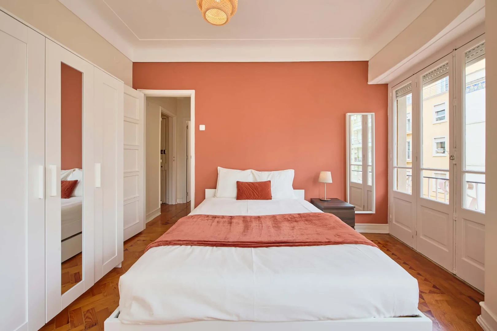 Chambre d'étudiant à  avec espace d'étude et installations communes