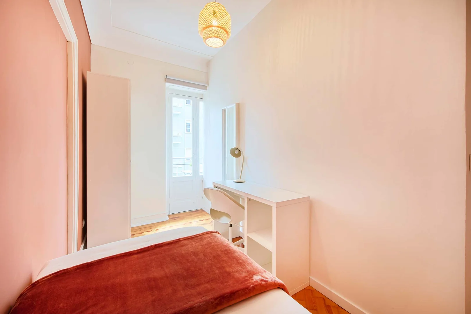 Chambre confortable pour étudiants disponible dans