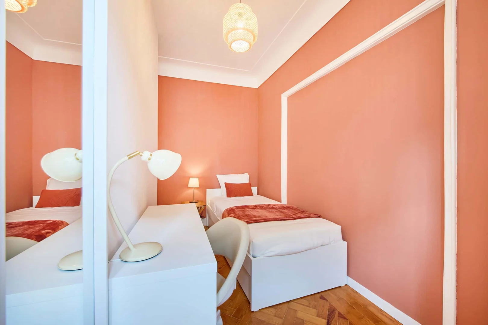 Chambre abordable pour les étudiants avec un bon éclairage dans