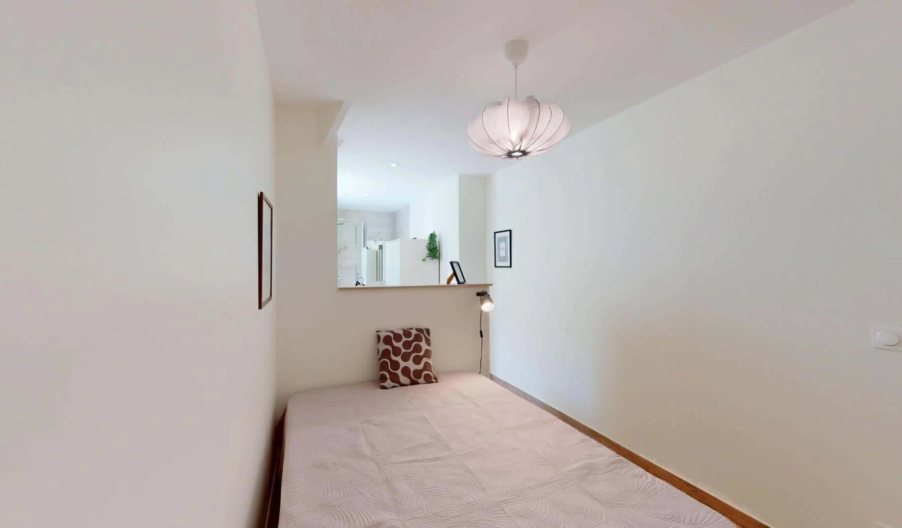 Bright and airy student room with easy university access in 