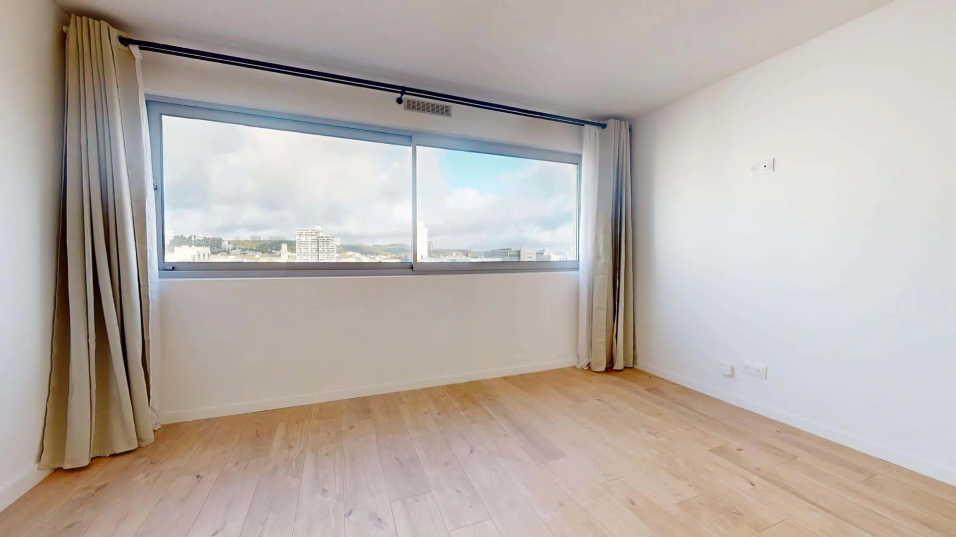 Quarto acessível para estudantes com iluminação ampla em 