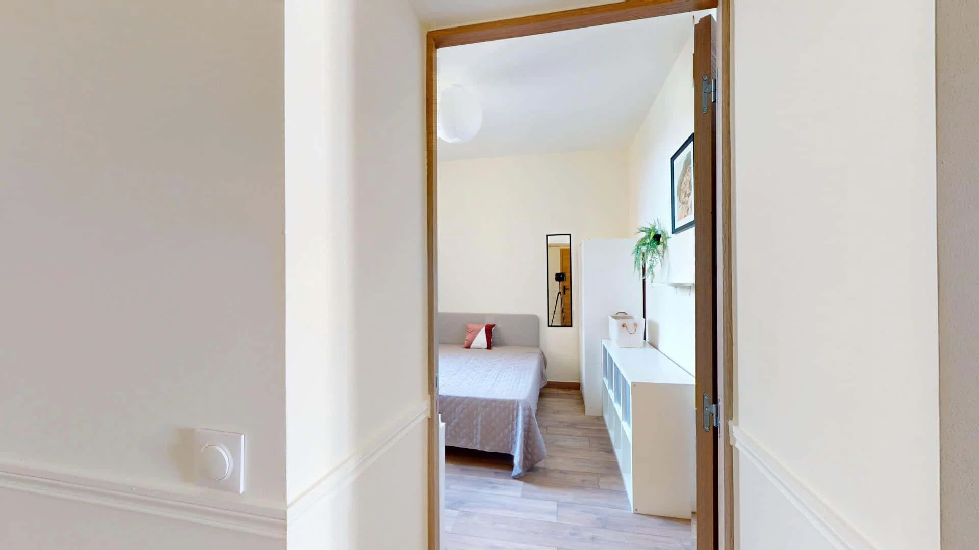 Functional student room perfect for studying in 