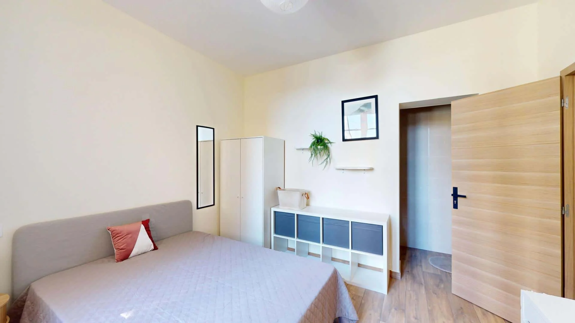 Functional student room perfect for studying in 