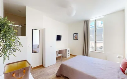 Renting rooms by the month in {area}