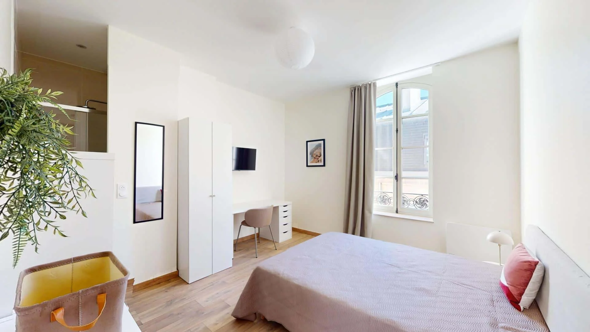 Bright and airy student room with easy university access in 