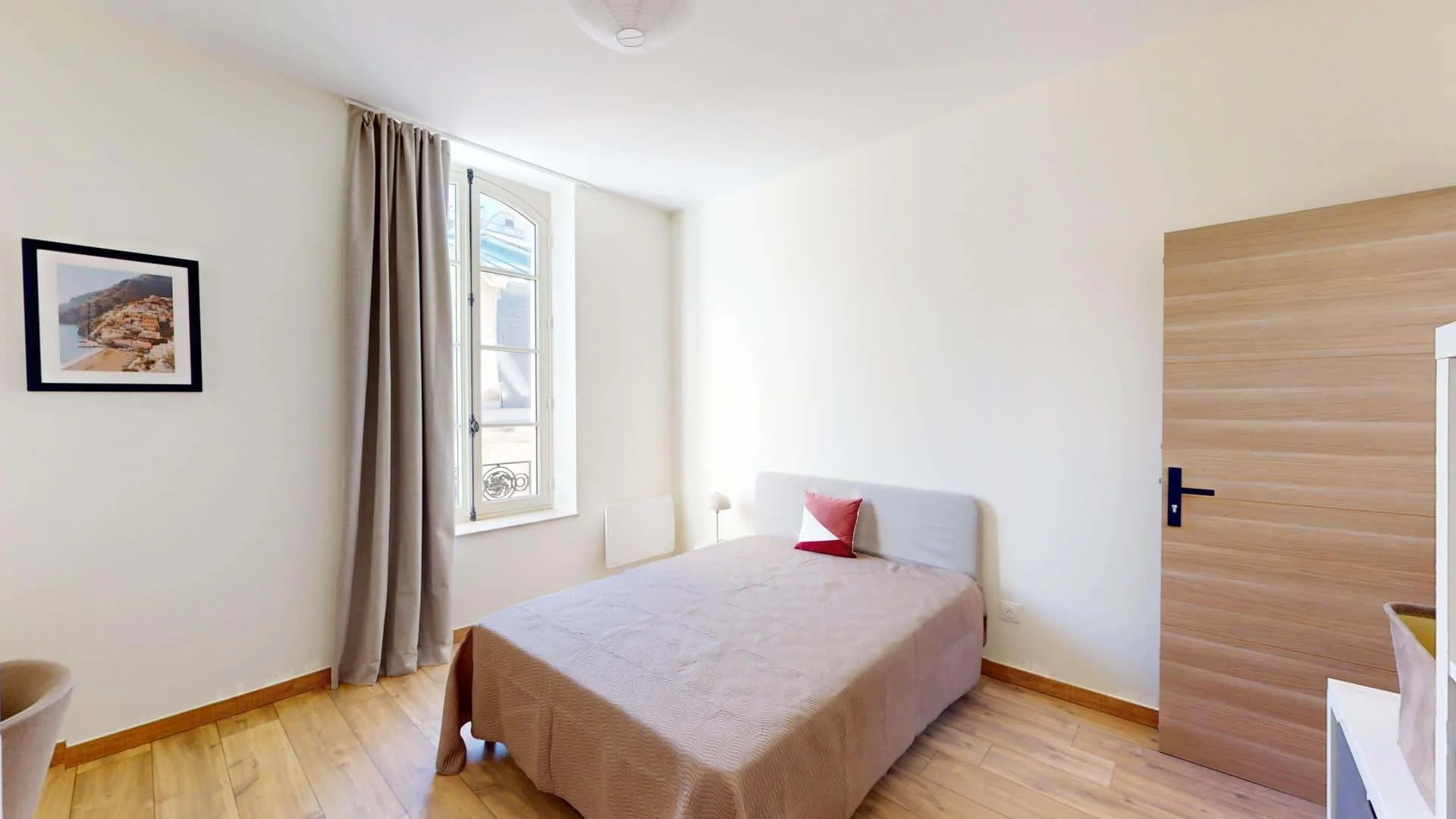Bright and airy student room with easy university access in 