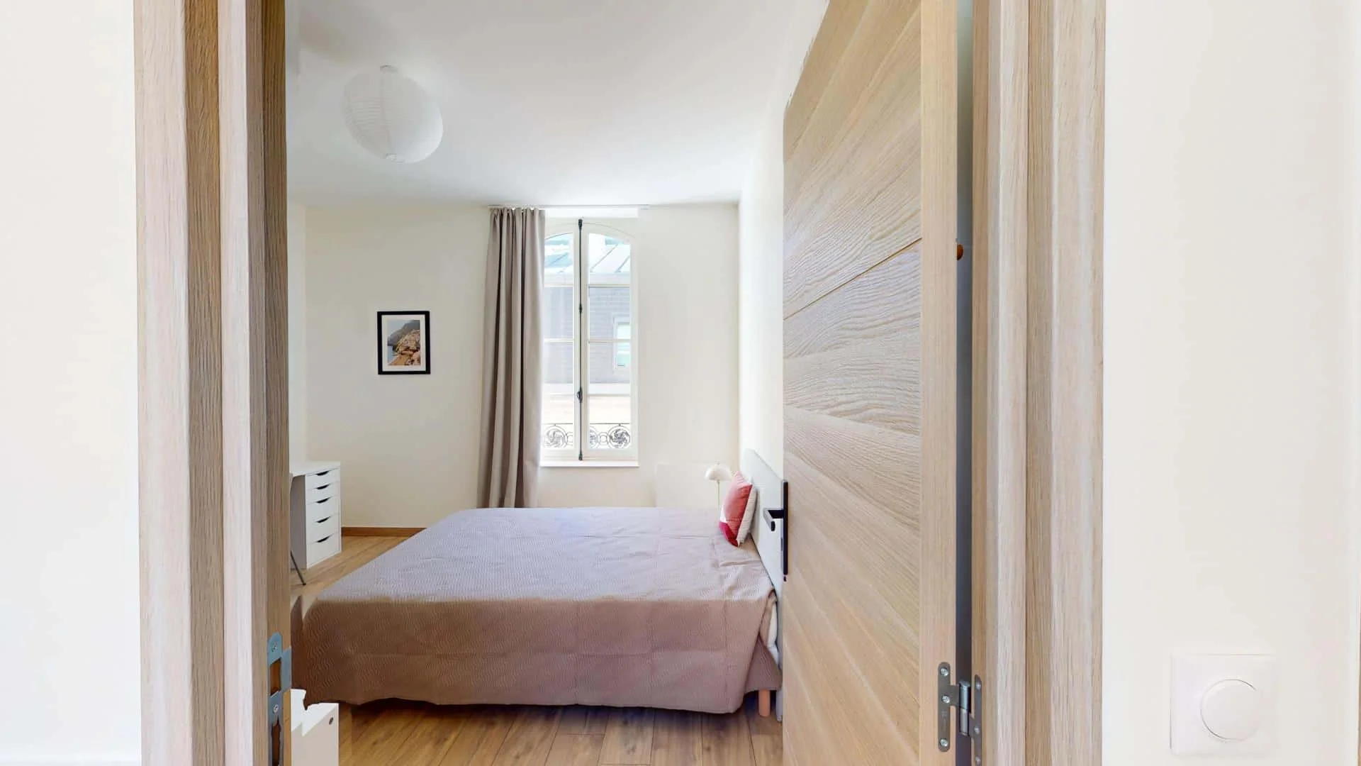 Functional student room perfect for studying in 