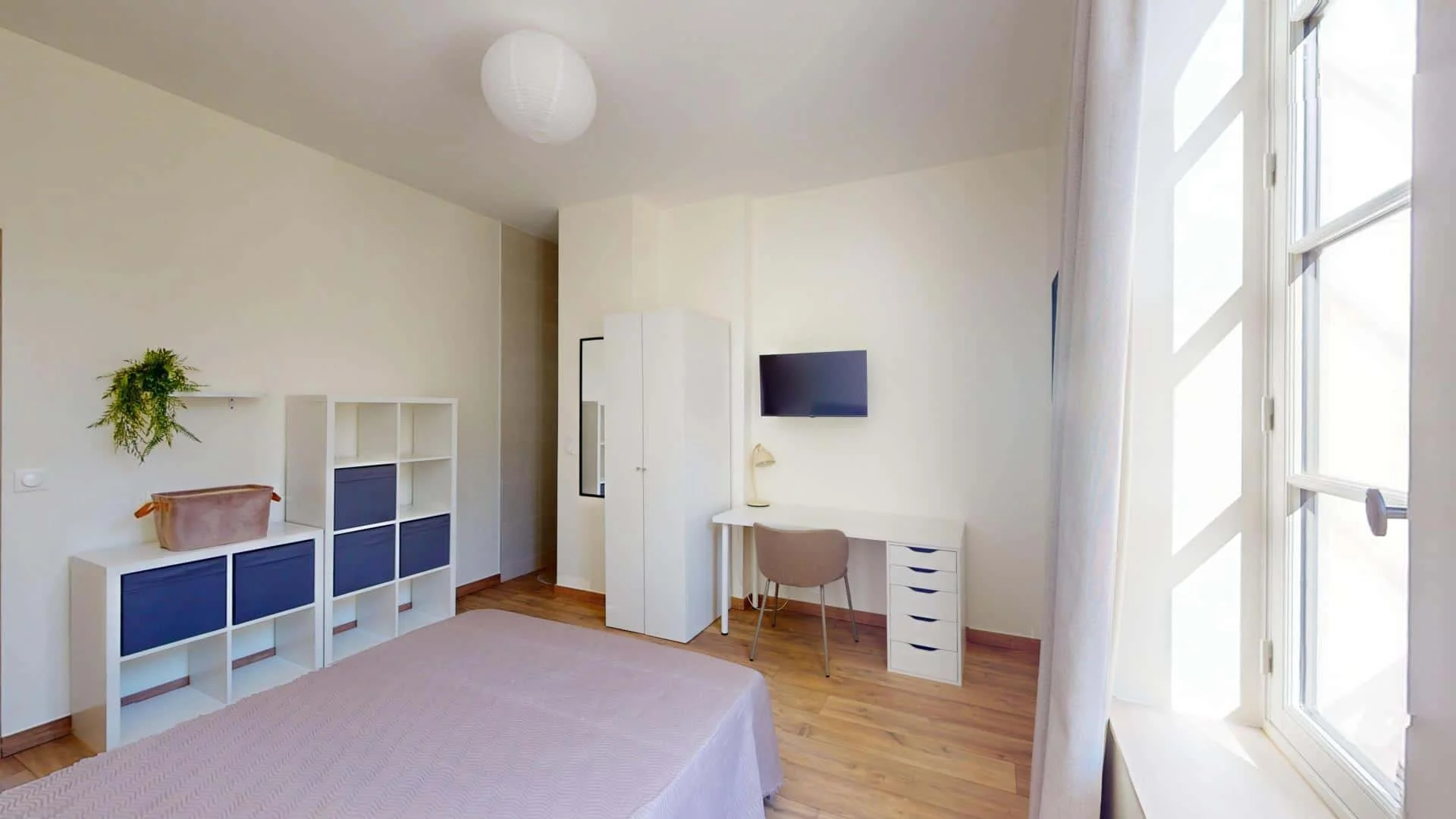 Bright and airy student room with easy university access in 