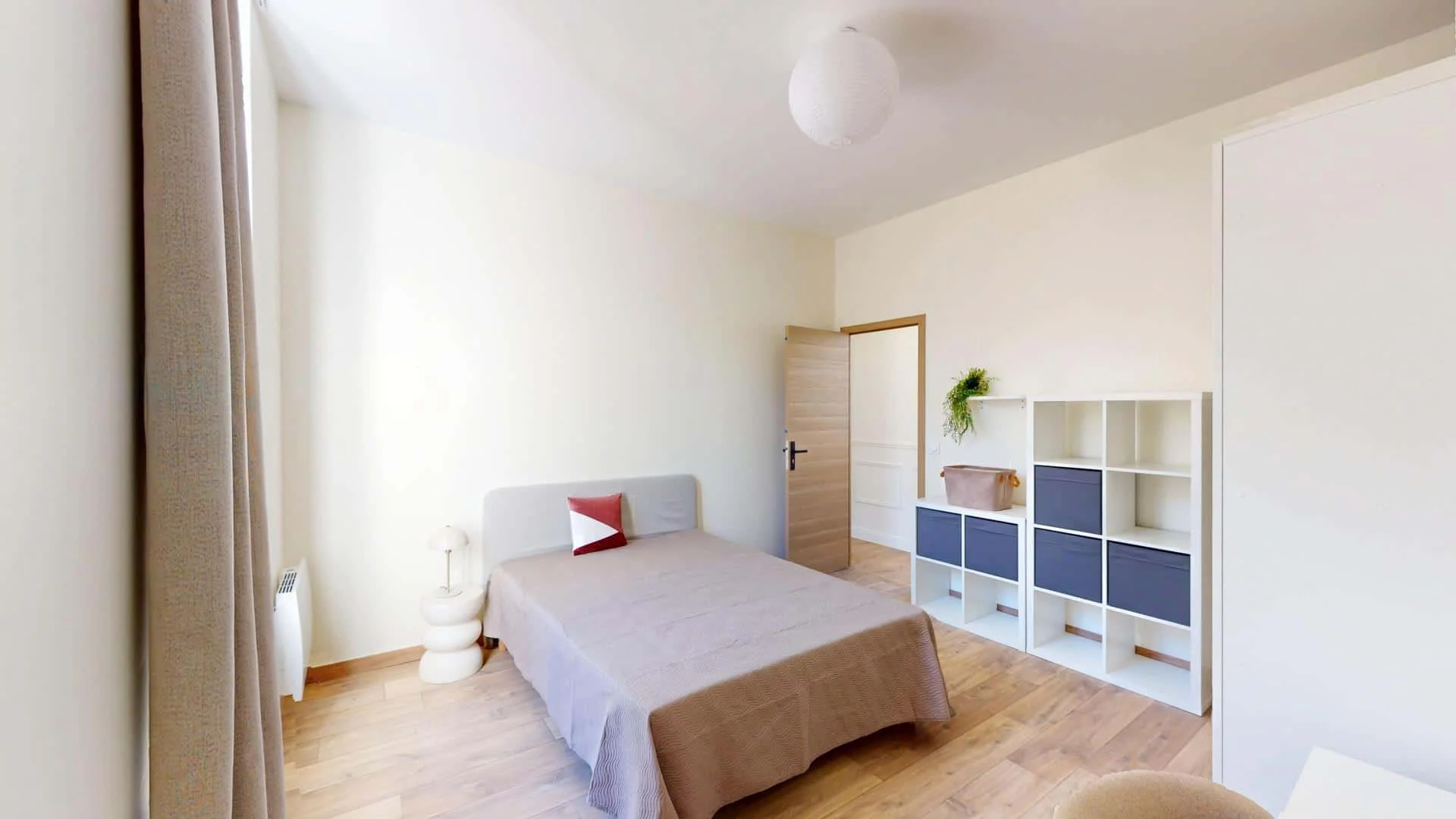 Functional student room perfect for studying in 