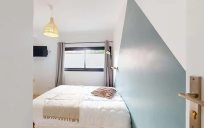 Private room at 17 Rue Louis Mie, 33000 Bordeaux, France, image 2 of 15