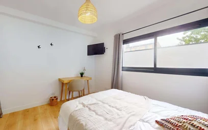Private room at 17 Rue Louis Mie, 33000 Bordeaux, France, image 3 of 15