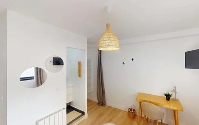Private room at 17 Rue Louis Mie, 33000 Bordeaux, France, image 6 of 15