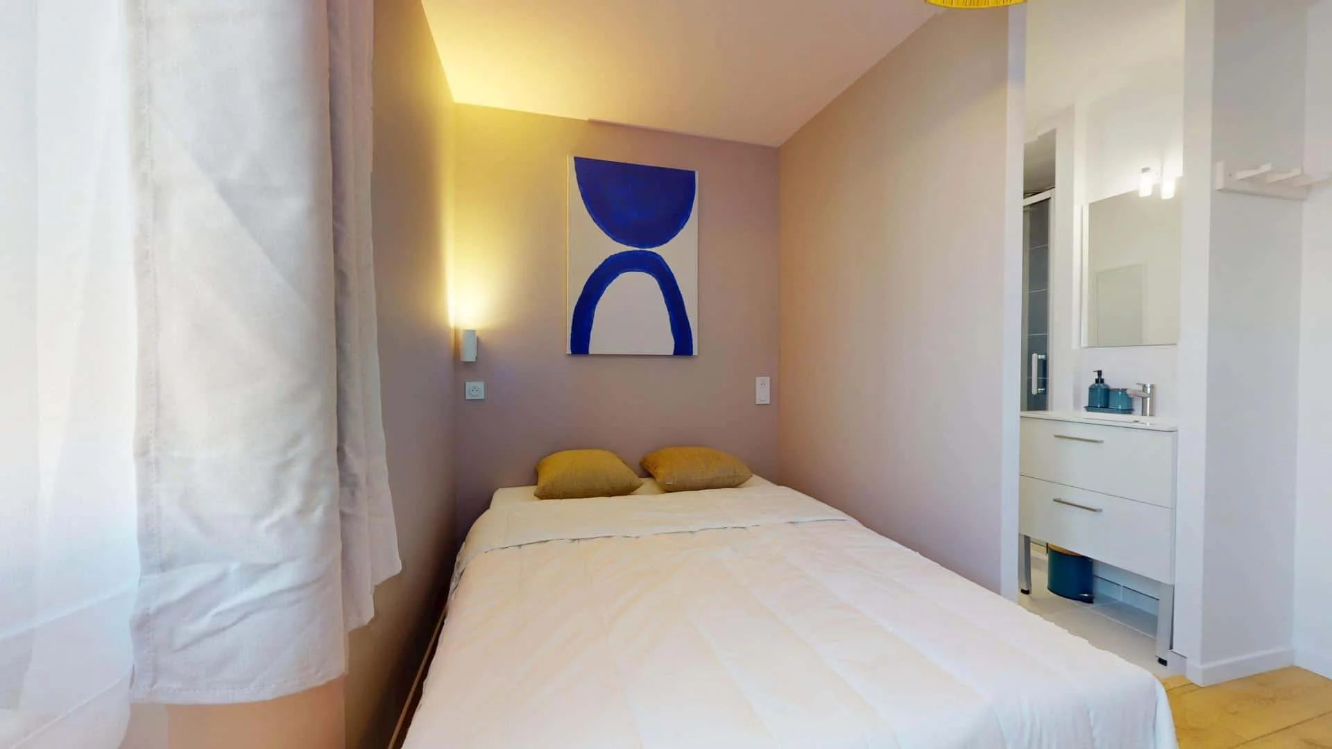 Habitación estudiantil luminosa y aireada con fácil acceso a la universidad en 