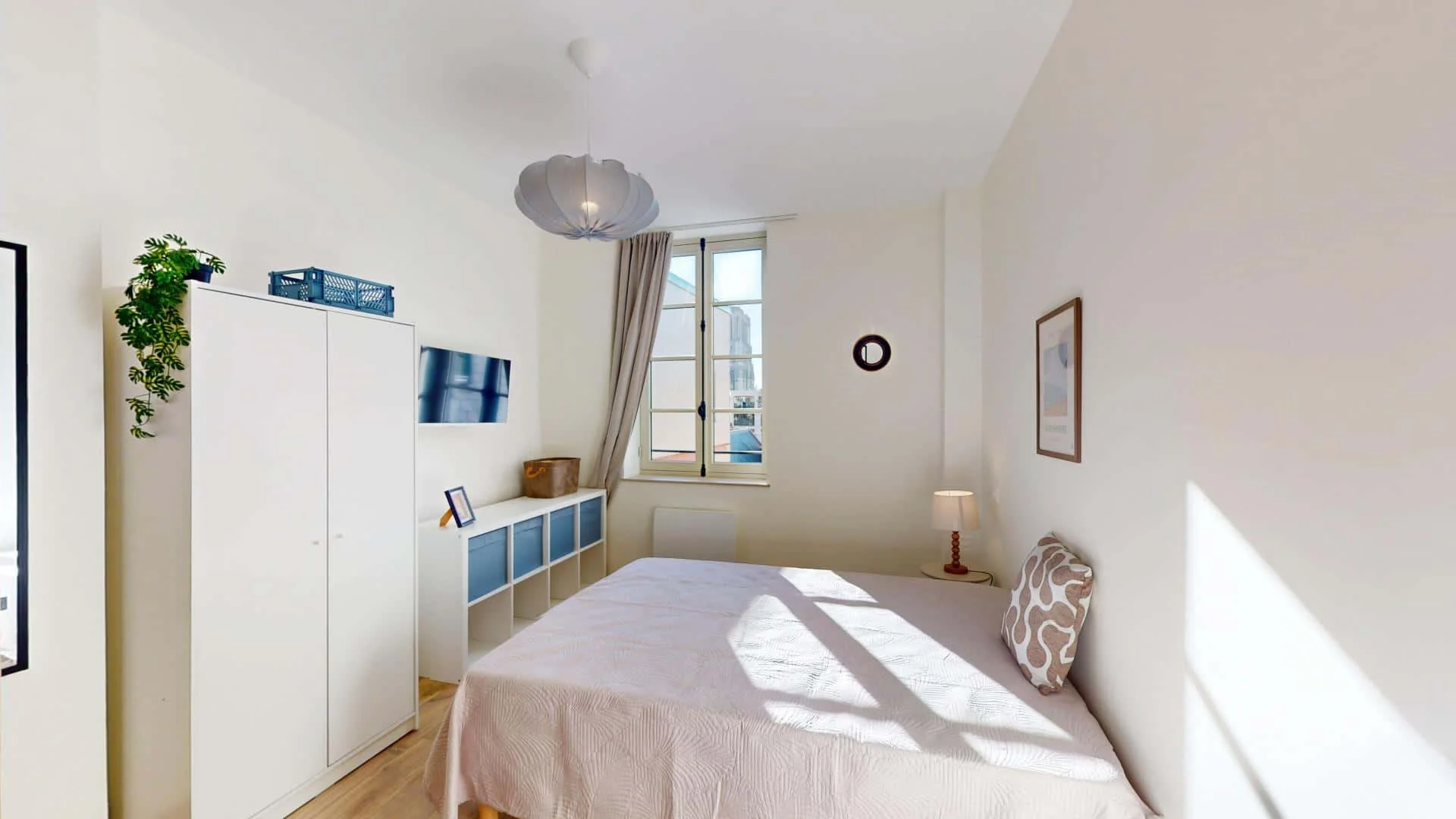 Bright and airy student room with easy university access in 