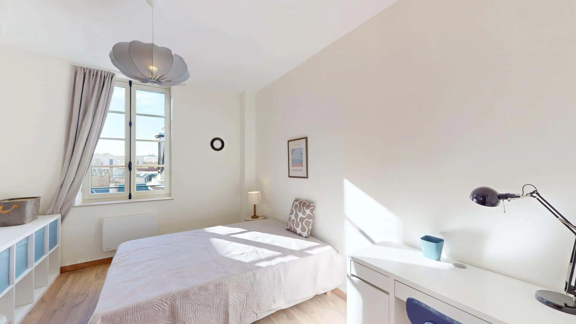 Bright and airy student room with easy university access in 