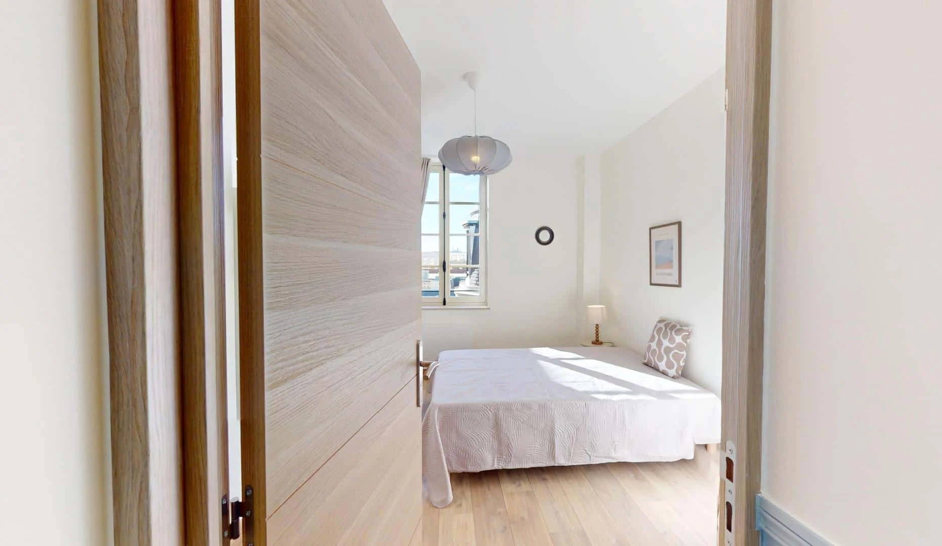 Affordable room for students with ample lighting in 