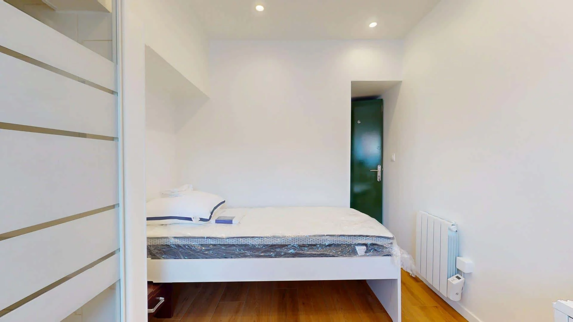 Quarto acessível para estudantes com iluminação ampla em 