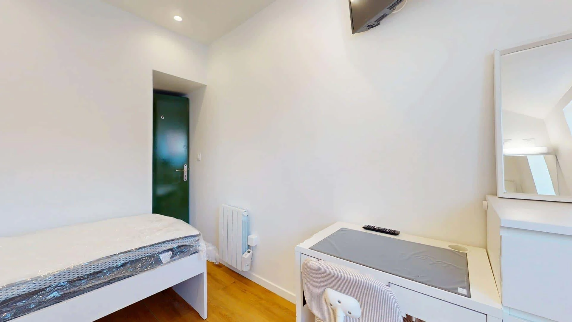 Quarto de estudante em  com área de estudo e instalações partilhadas