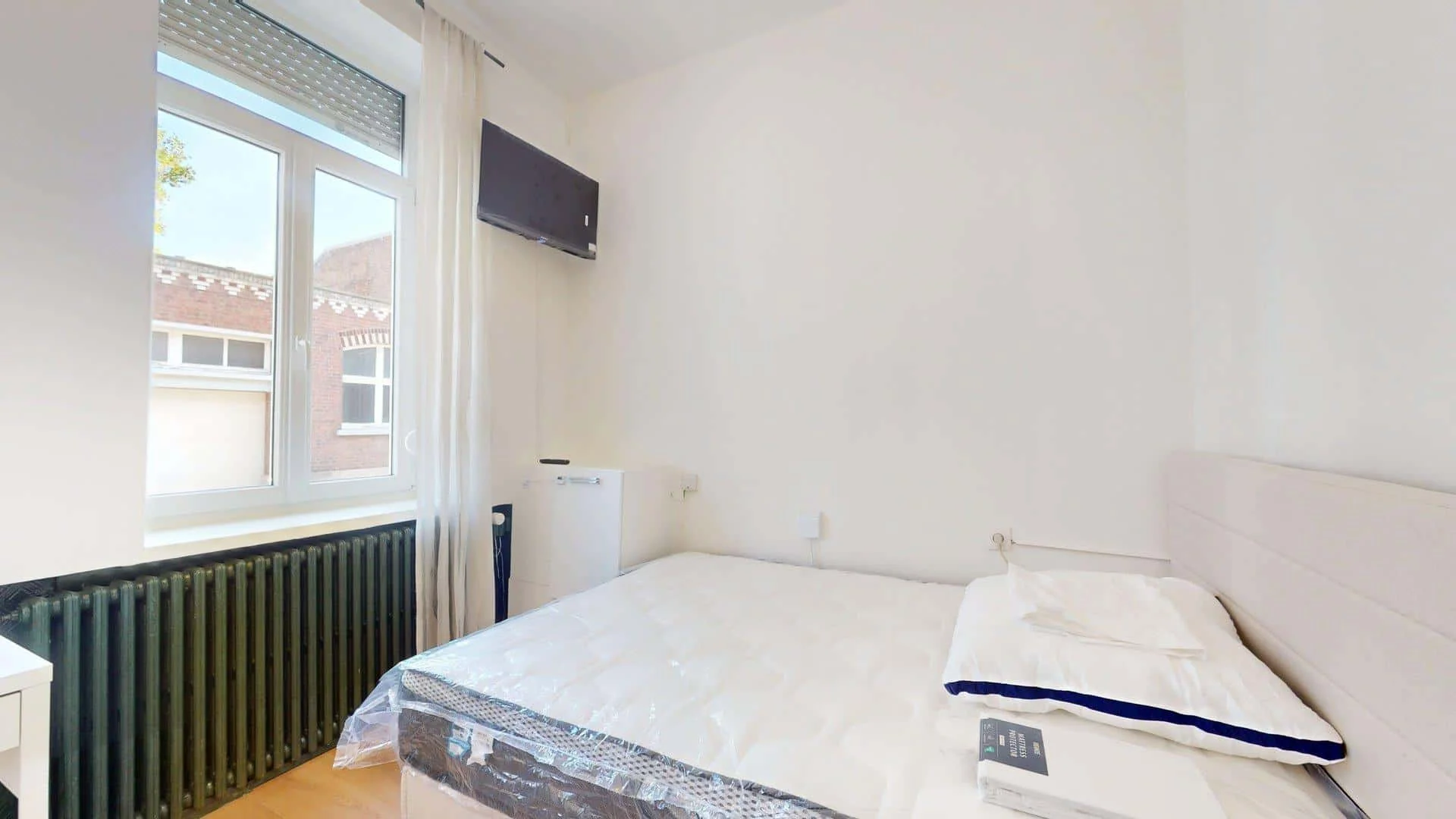 Quarto de estudante em  com área de estudo e instalações partilhadas