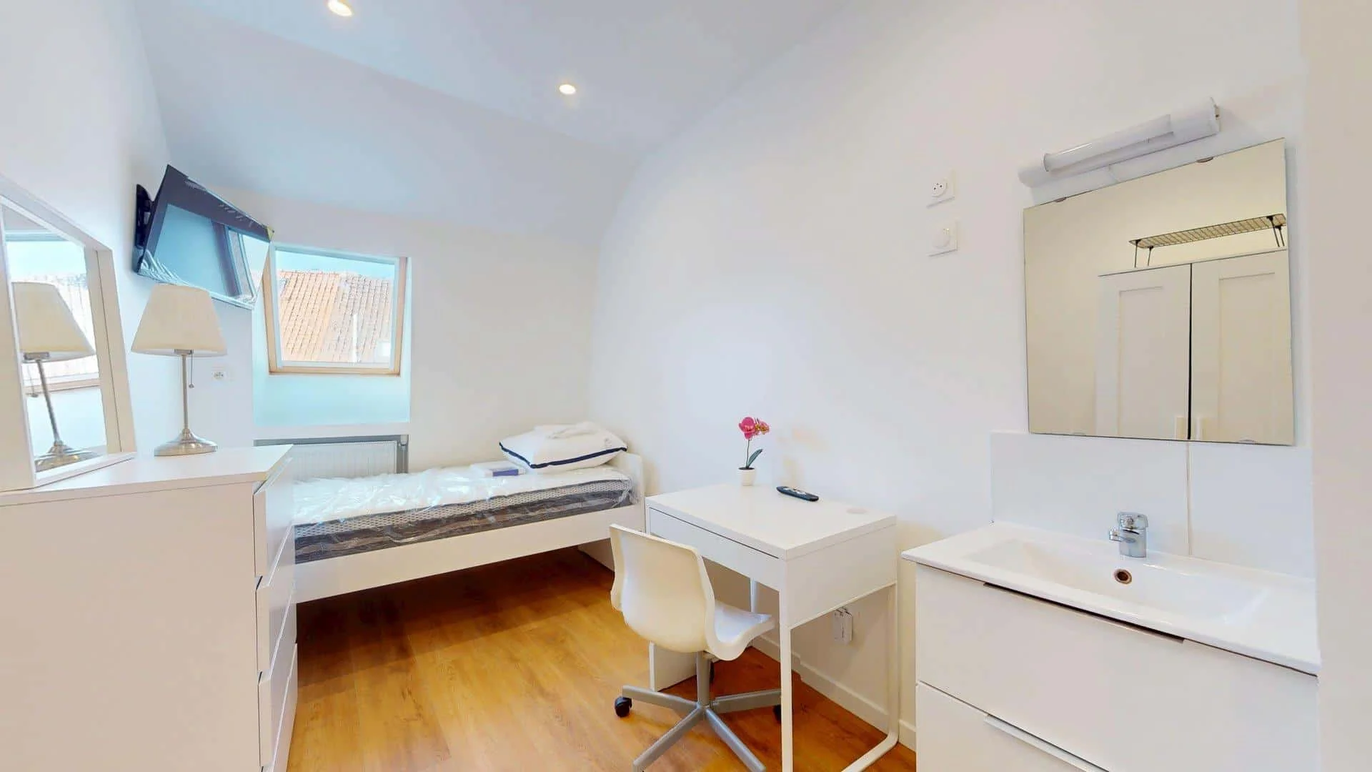 Quarto de estudante confortável e espaçoso em 