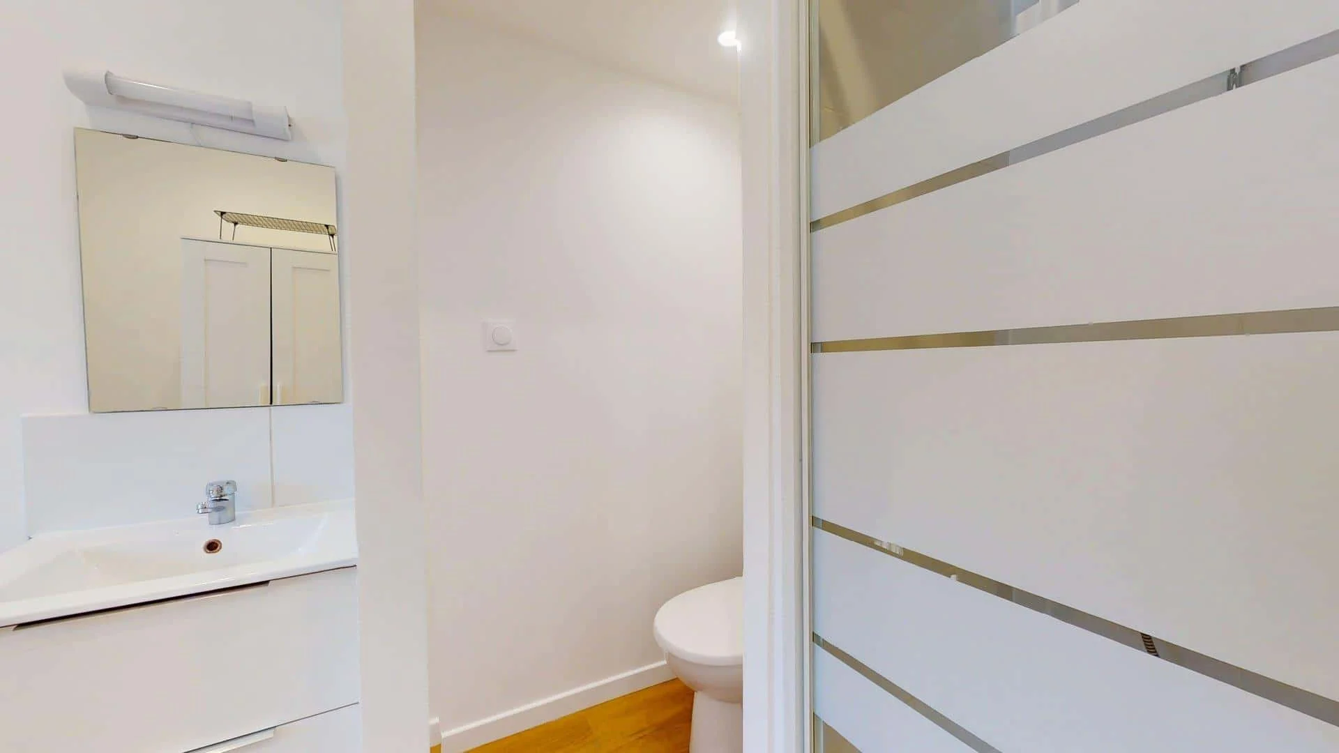 Quarto acessível para estudantes com iluminação ampla em 
