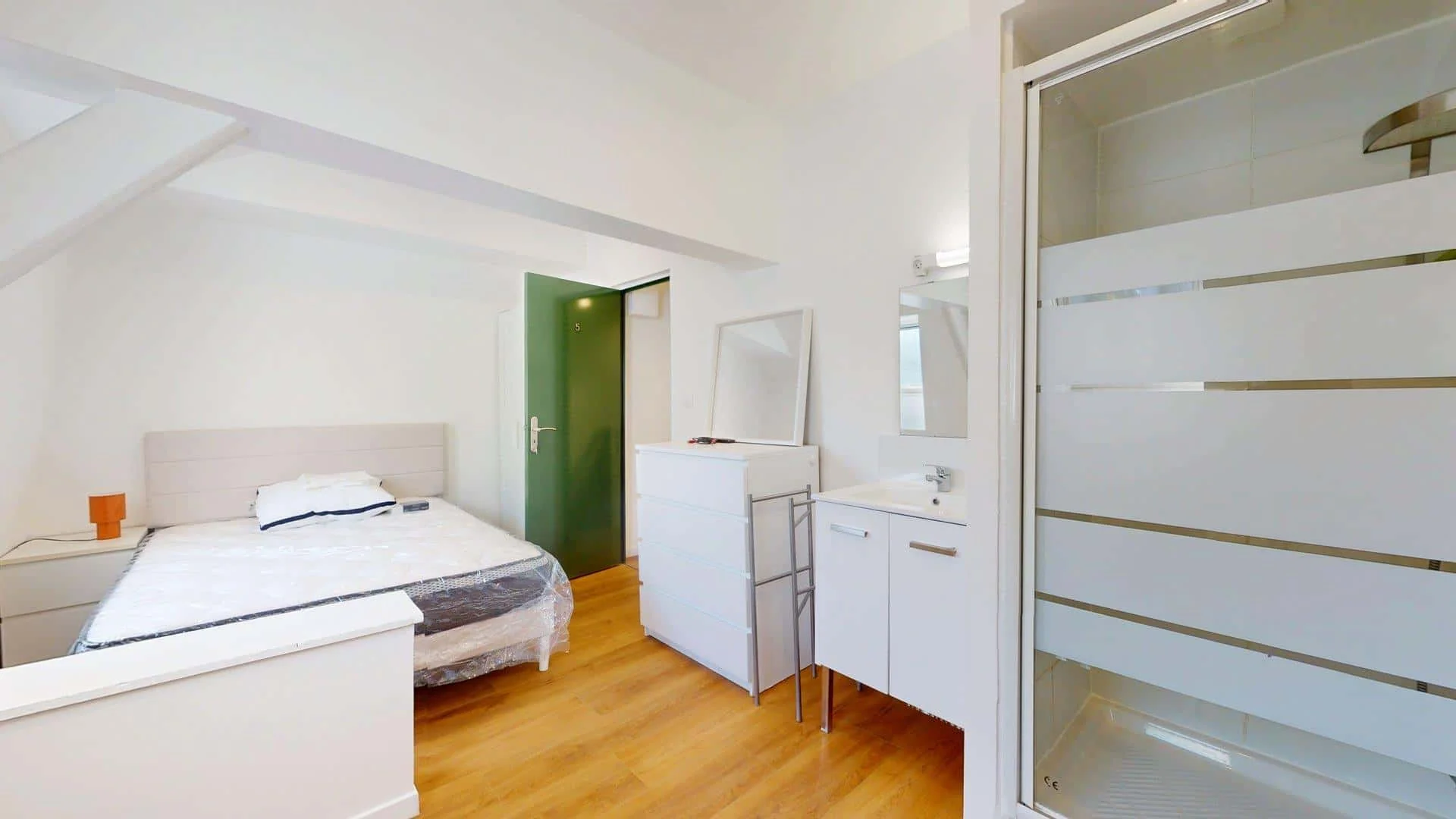 Quarto de estudante luminoso e arejado com acesso fácil à universidade em 
