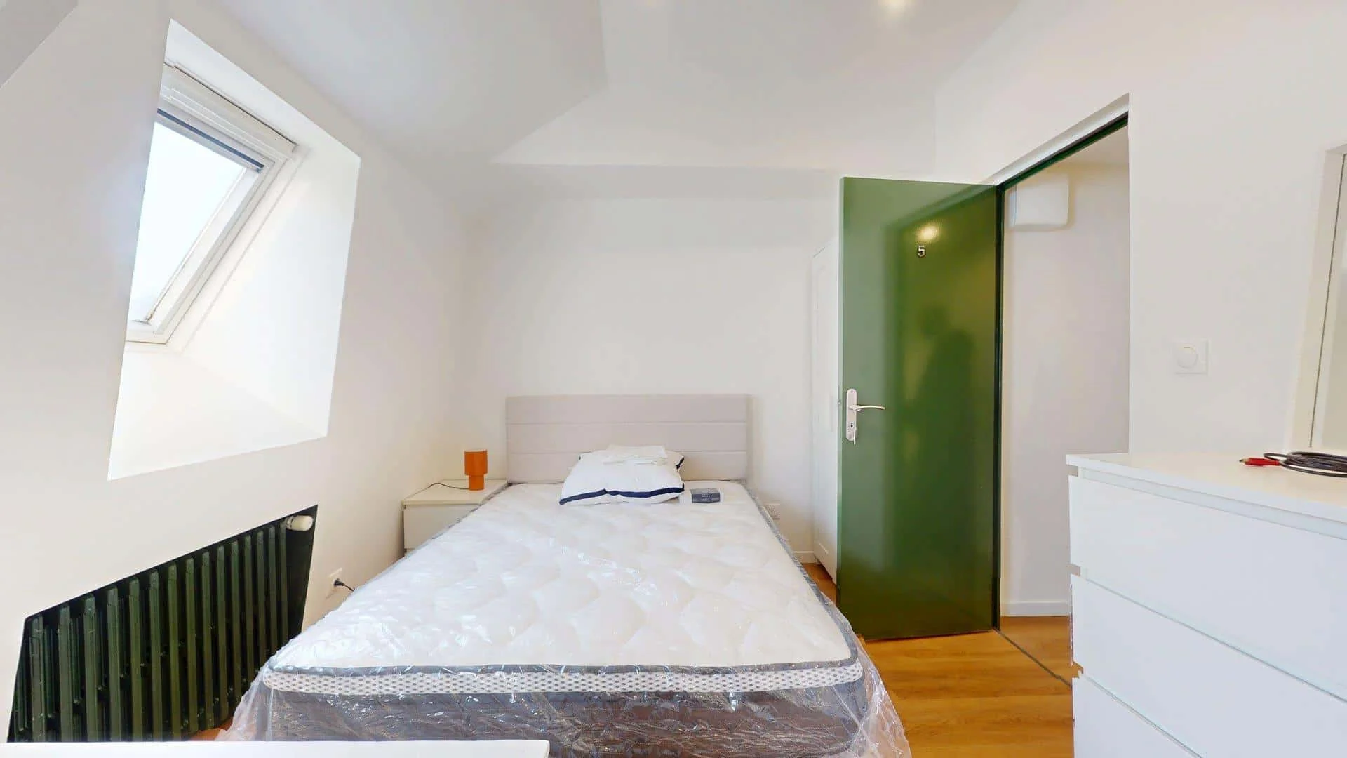 Quarto de estudante económico com localização conveniente em 