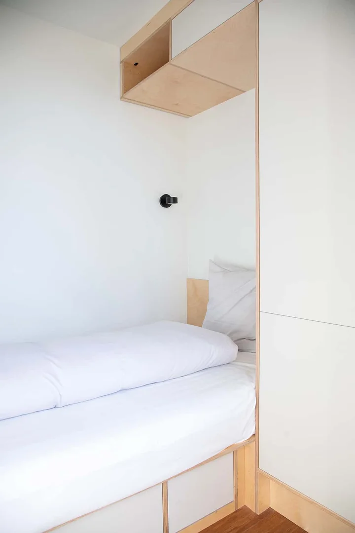Habitación acogedora para estudiantes disponible en