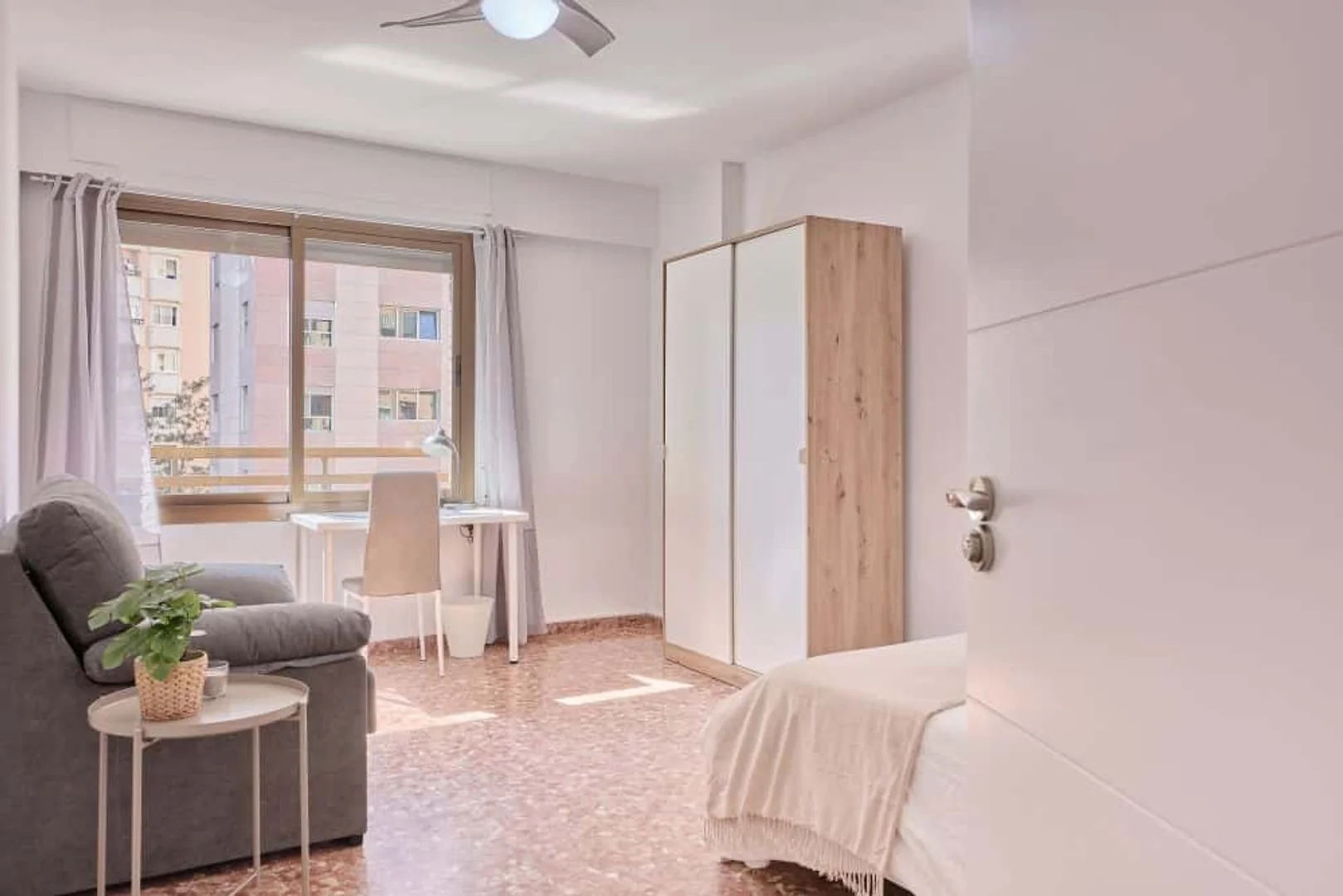 Habitación para estudiantes en  con área de estudio y facilidades compartidas
