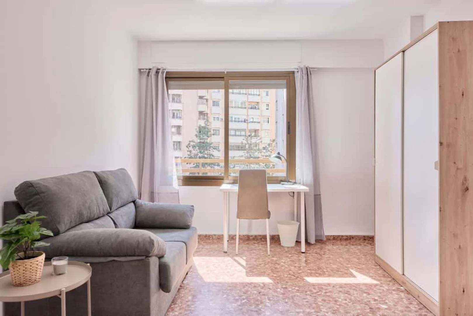 Habitación estudiantil amplia y cómoda en 