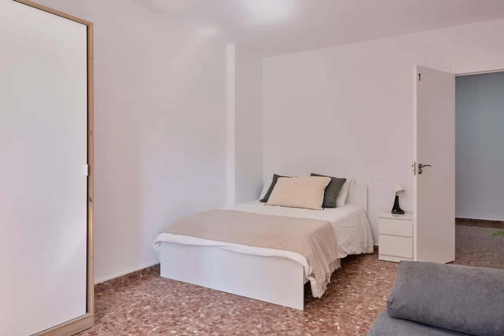 Habitación para estudiantes en  con área de estudio y facilidades compartidas
