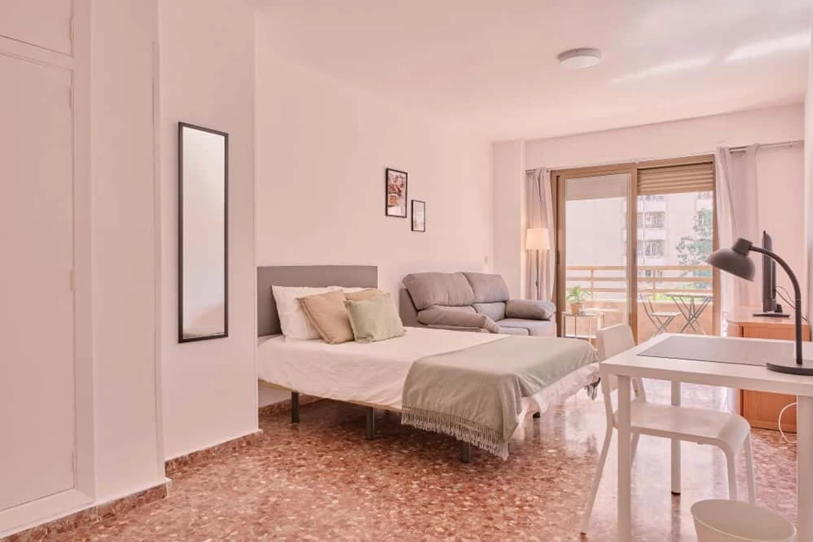 Habitación estudiantil luminosa y aireada con fácil acceso a la universidad en 