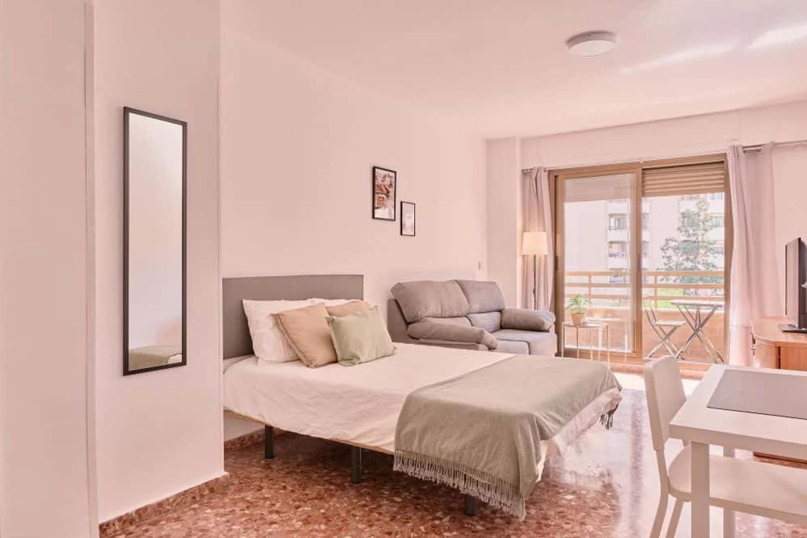 Habitación estudiantil luminosa y aireada con fácil acceso a la universidad en 
