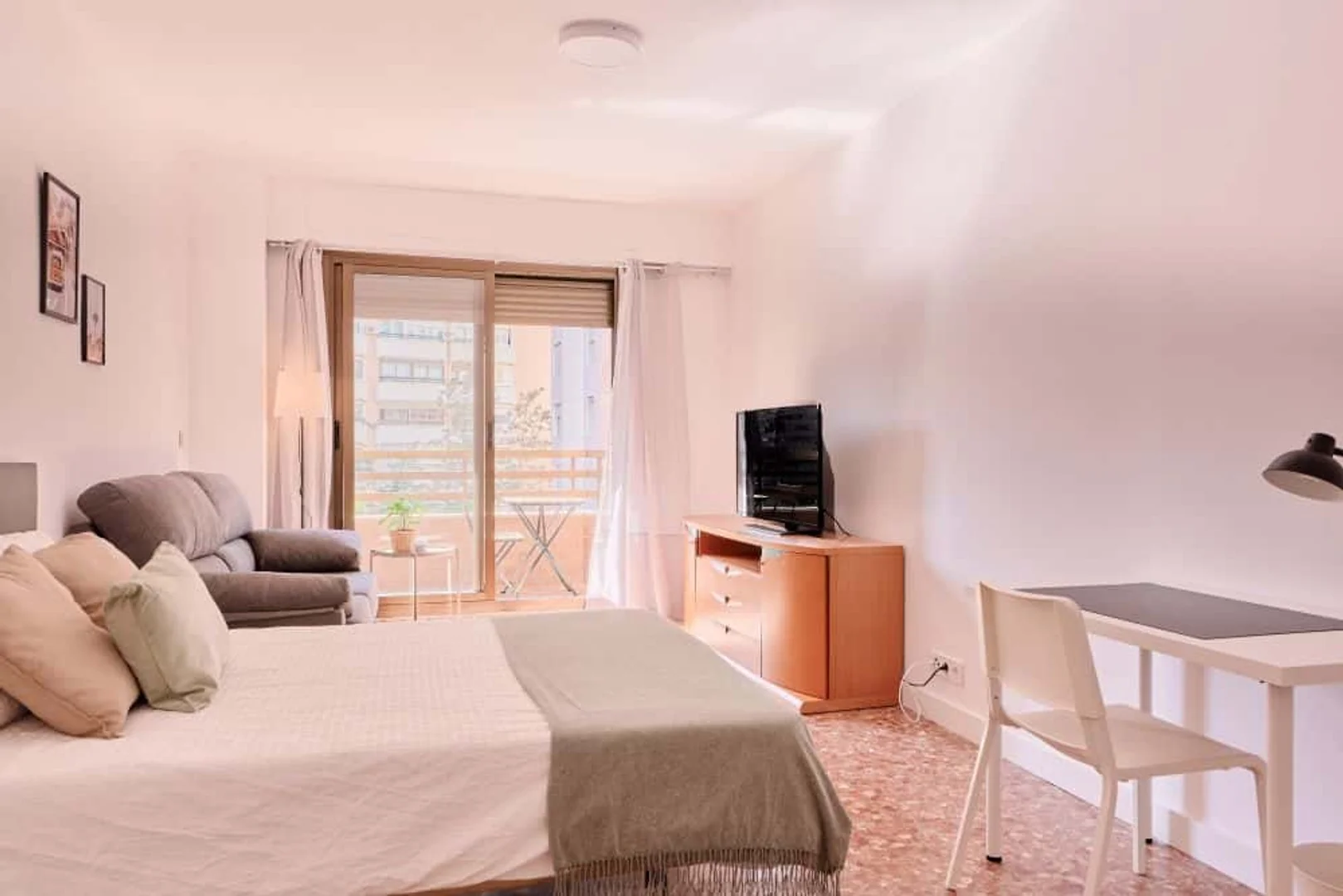 Habitación estudiantil amplia y cómoda en 