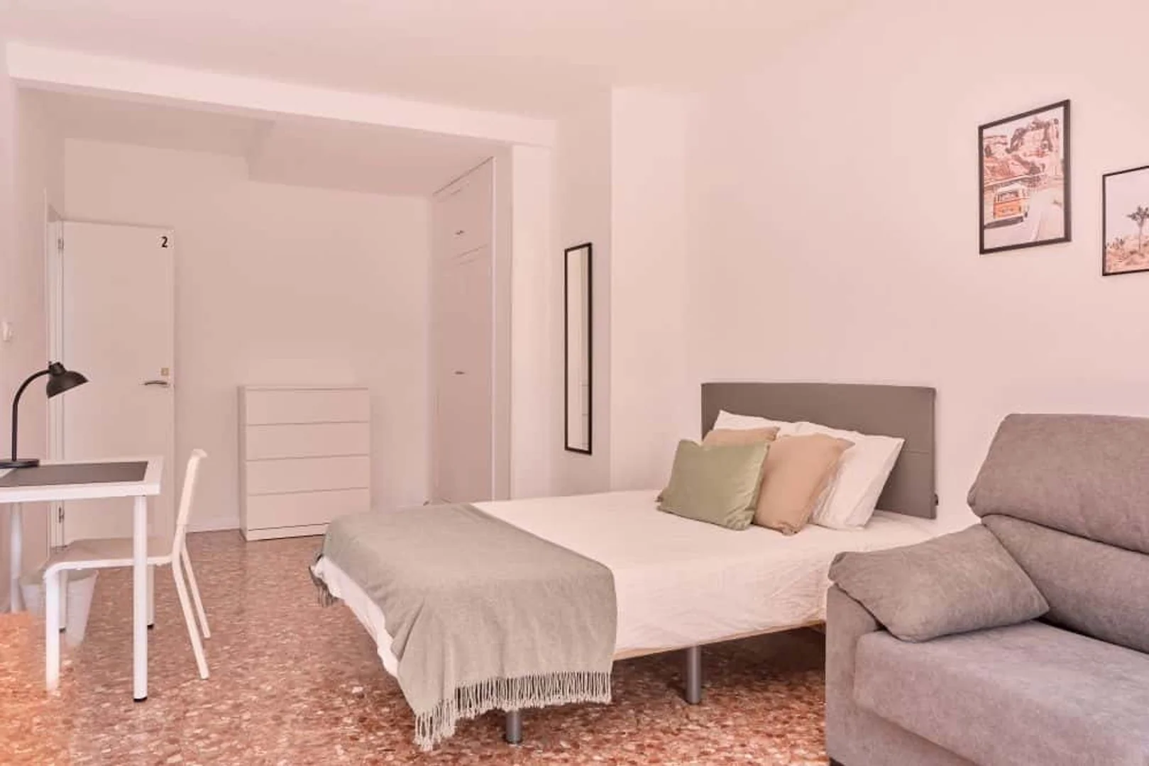 Habitación estudiantil económica cerca del campus en 