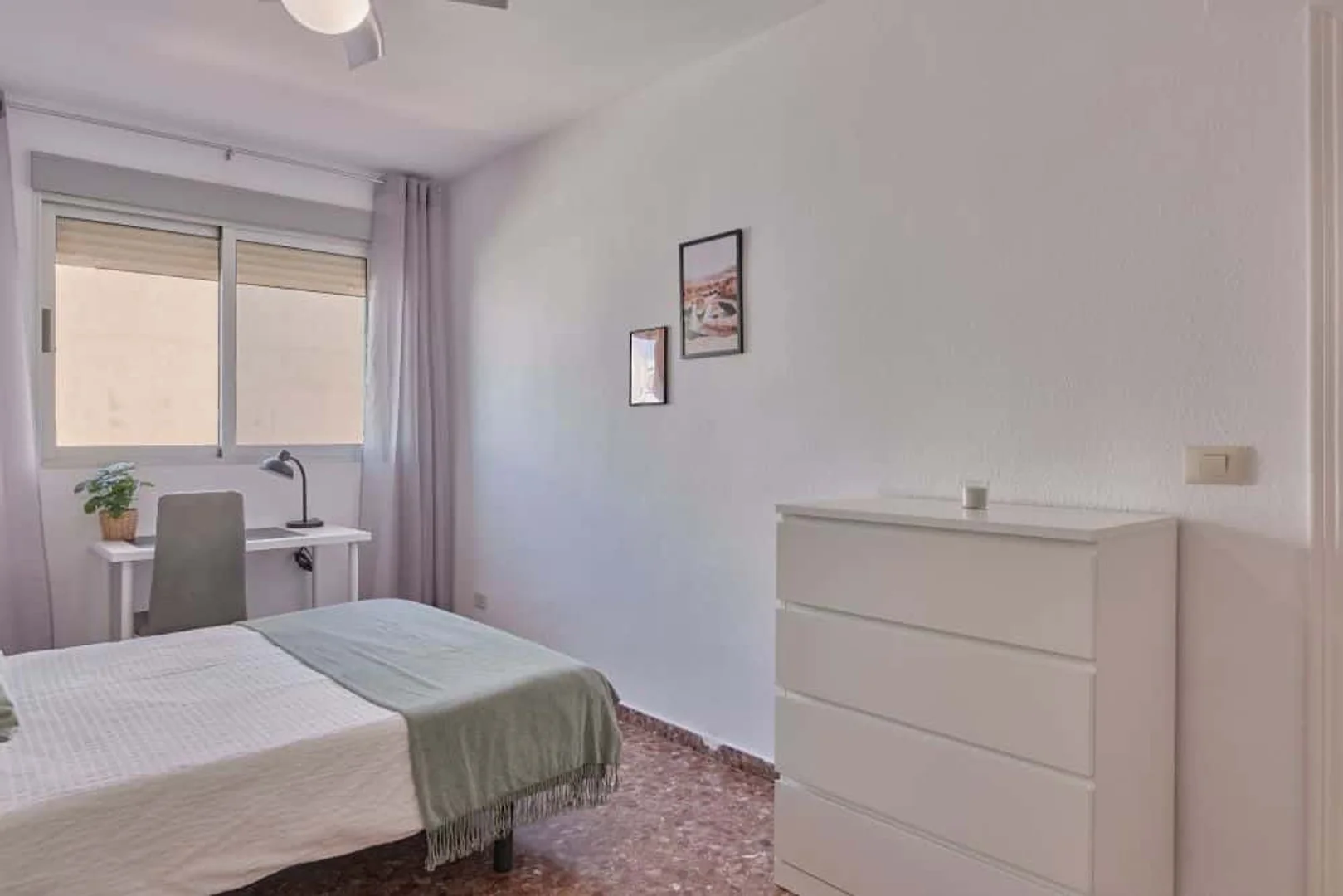 Habitación estudiantil funcional perfecta para estudiar en 