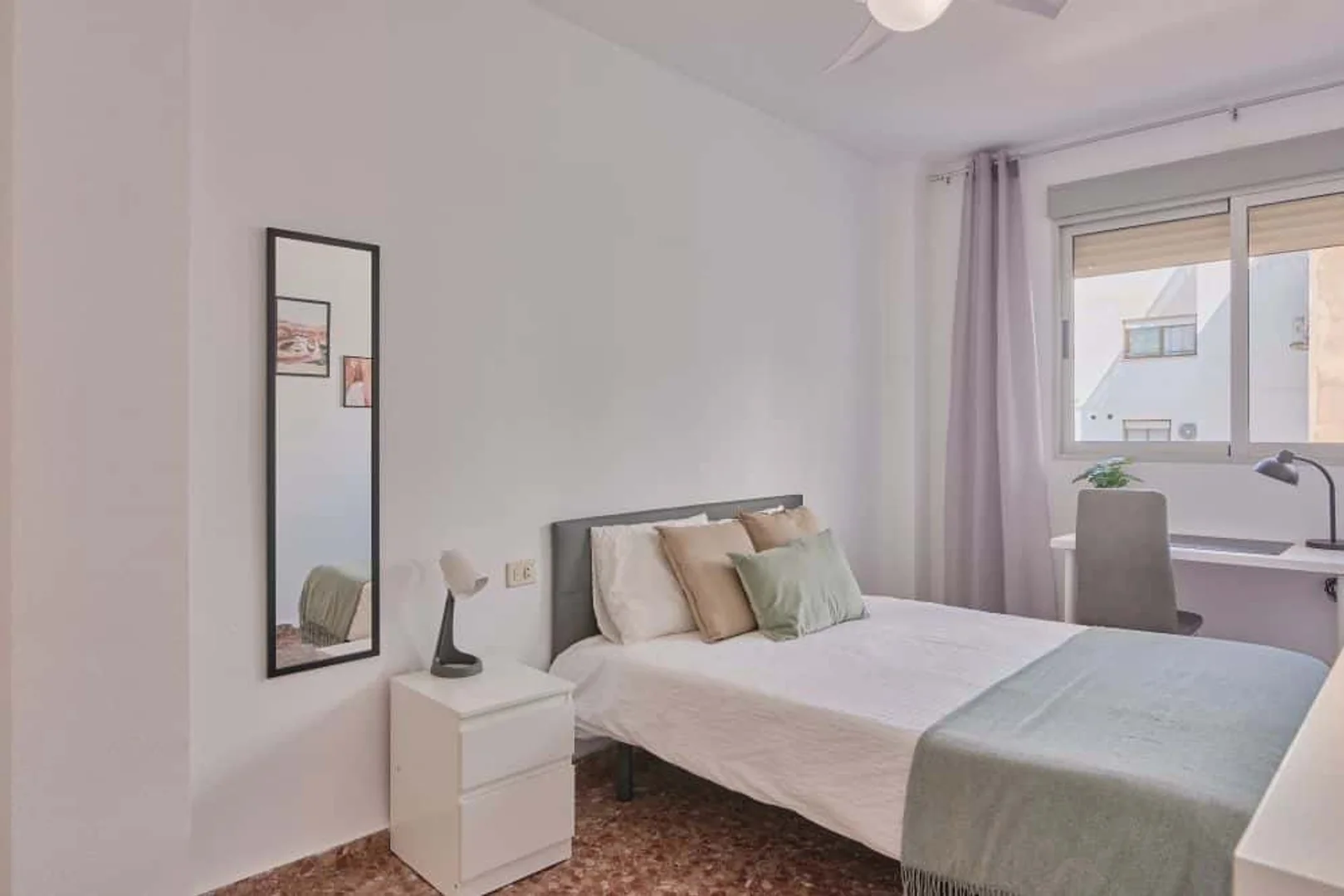 Habitación estudiantil económica con ubicación conveniente en 