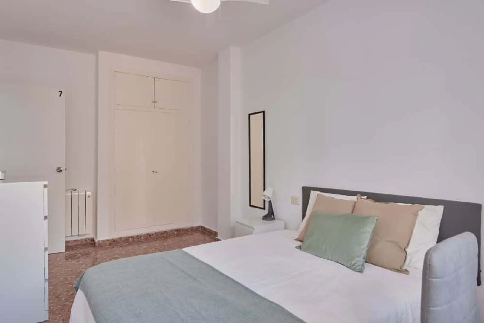 Habitación en apartamento estudiantil en alquiler en , completamente amueblado