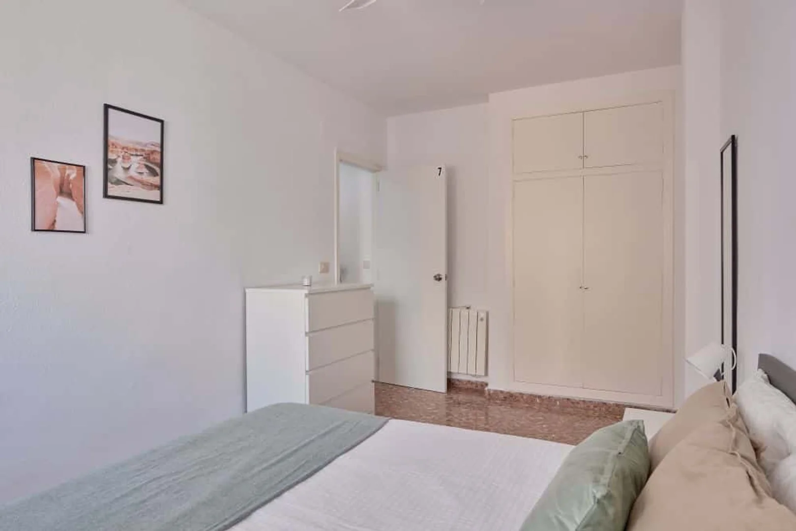 Habitación en apartamento estudiantil en alquiler en , completamente amueblado