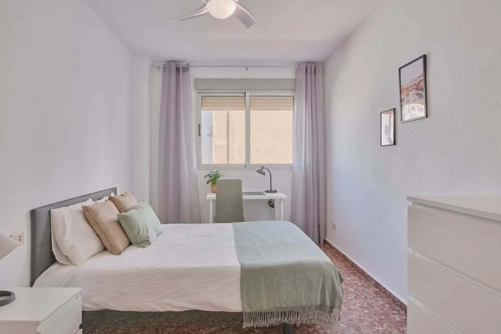 Habitación acogedora para estudiantes disponible en 