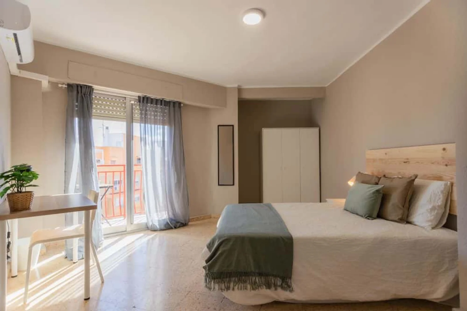 'de modern olanaklara sahip öğrenci dostu oda