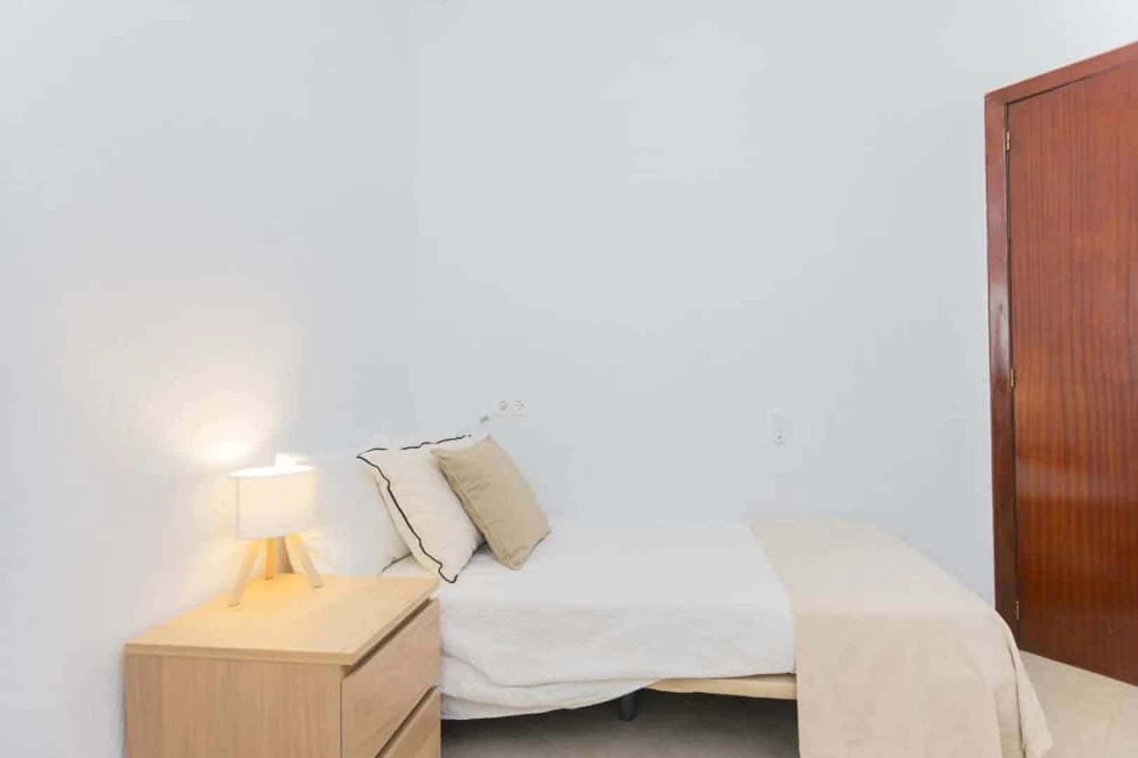 'de öğrenci dairesinde, tamamen mobilyalı kiralık oda
