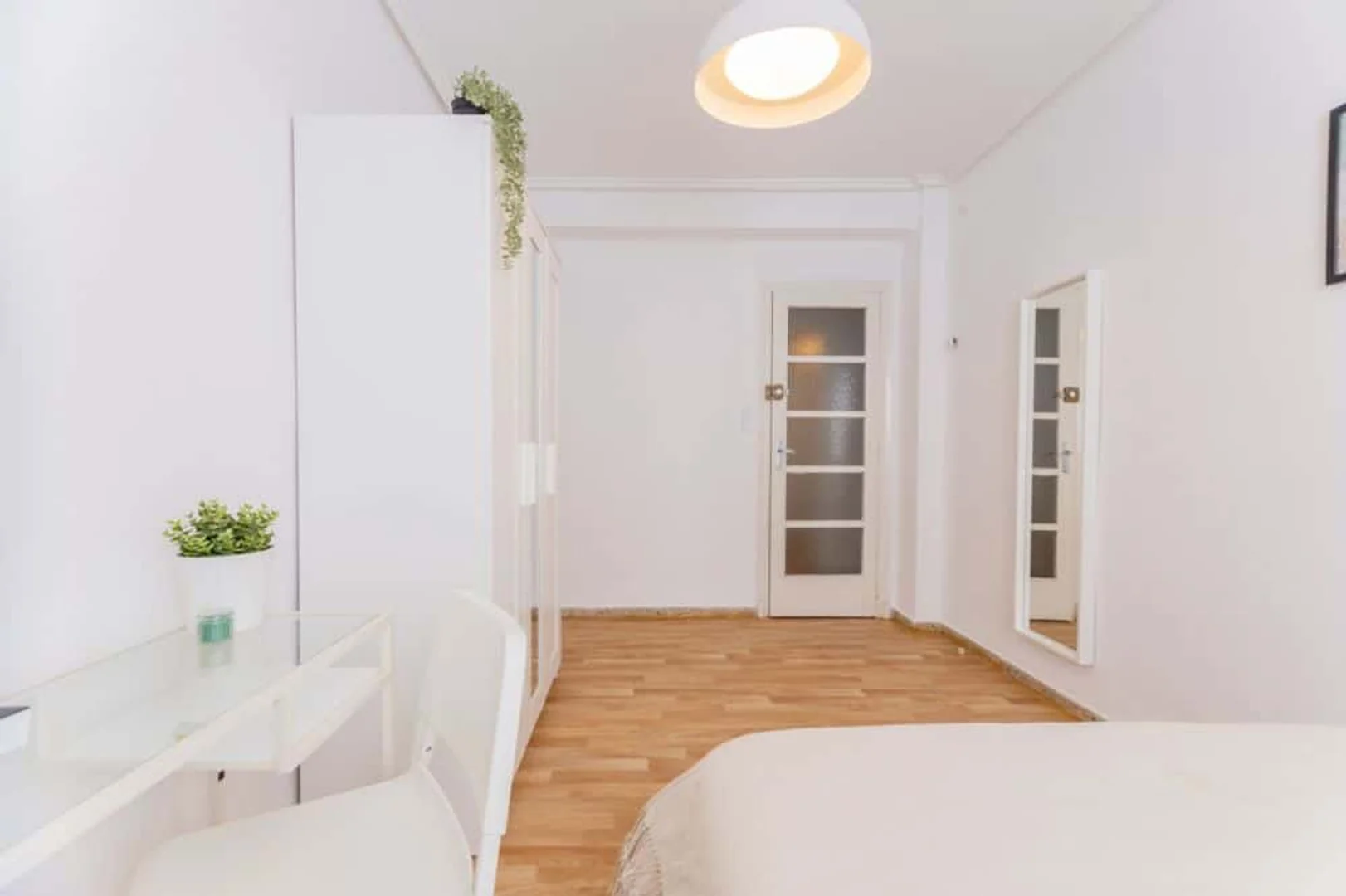 'de modern olanaklara sahip öğrenci dostu oda