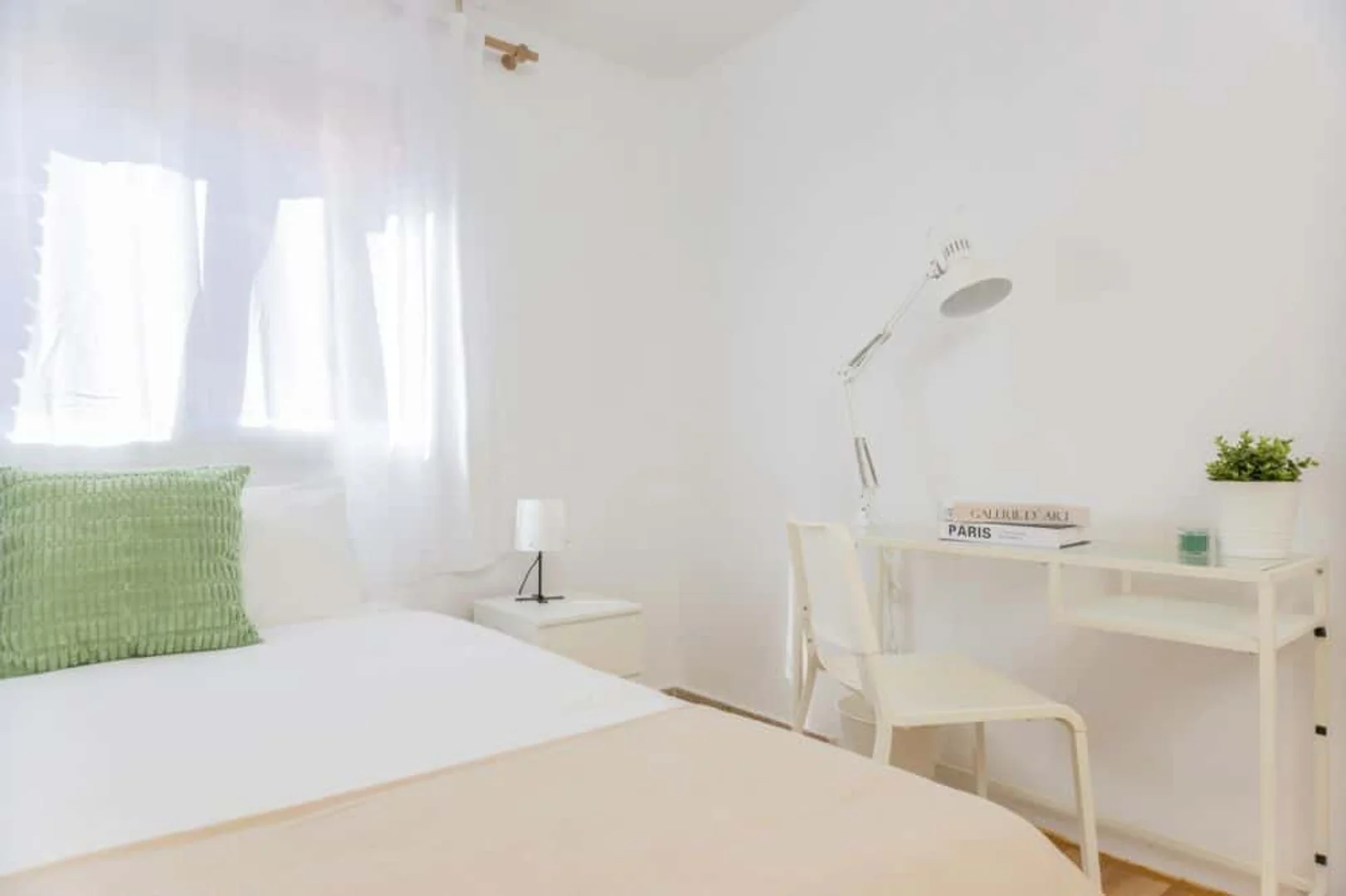 'de öğrenci dairesinde, tamamen mobilyalı kiralık oda