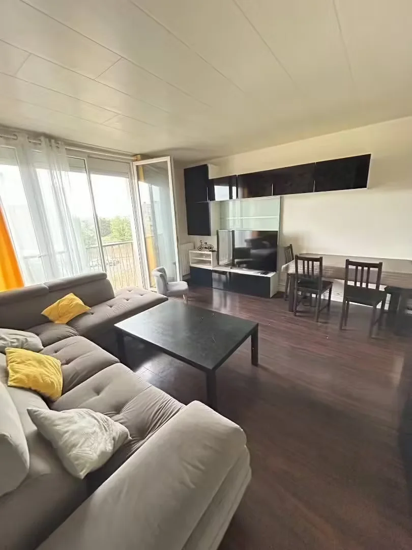Habitación estudiantil funcional perfecta para estudiar en 