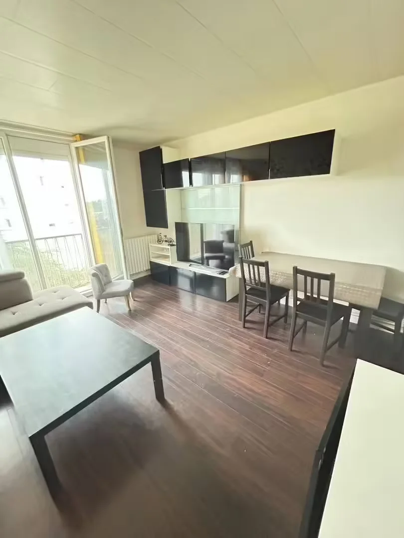 Habitación estudiantil funcional perfecta para estudiar en 