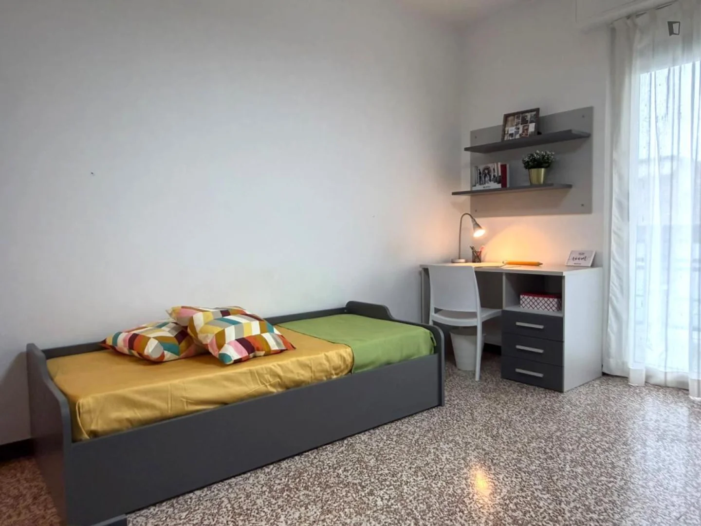 Camera per studenti in  con area studio e servizi in comune