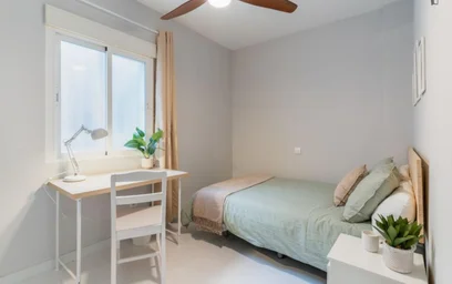 Bright private room in {area}