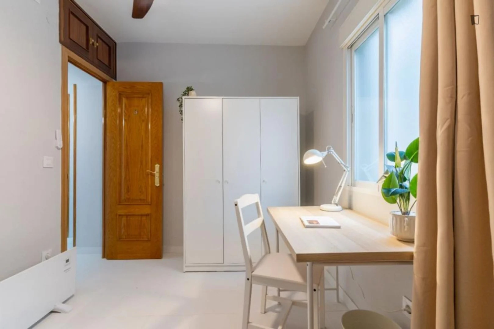 Bright and airy student room with easy university access in 